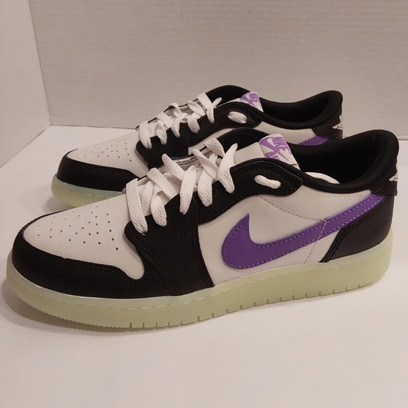 JORDAN 1 LOW BLACK RASPBERRY 6M/7.5W AND 6.5M/8W BRAND NEW GLOW IN DARK BOTTOMS - Picture 1 of 4